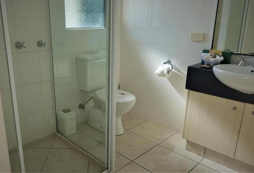 استودیو خانوادگی, Pacific Palms Motor Inn