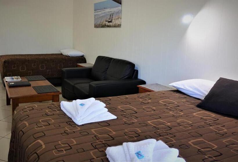 استودیو خانوادگی, Pacific Palms Motor Inn