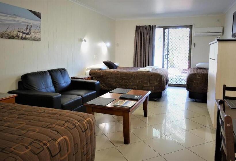 패밀리 스튜디오, Pacific Palms Motor Inn