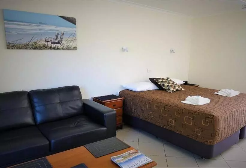 استودیوی سوپریور, Pacific Palms Motor Inn