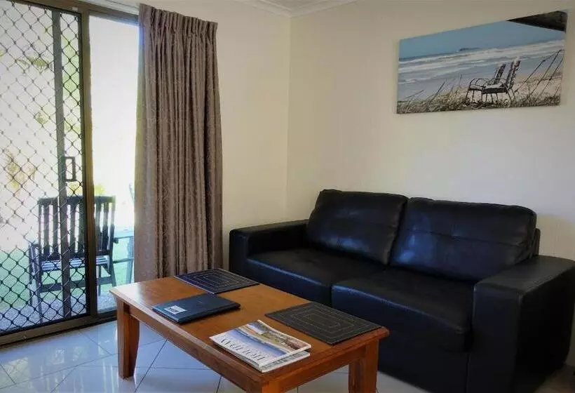 استودیوی سوپریور, Pacific Palms Motor Inn