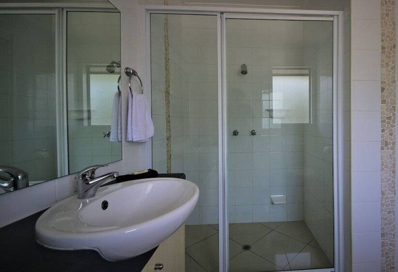 استودیوی استاندارد, Pacific Palms Motor Inn