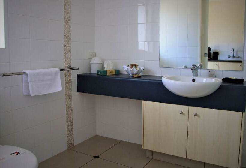 استودیوی استاندارد, Pacific Palms Motor Inn