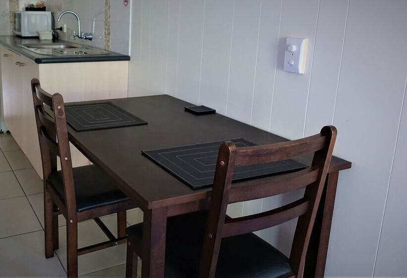 패밀리 스튜디오, Pacific Palms Motor Inn