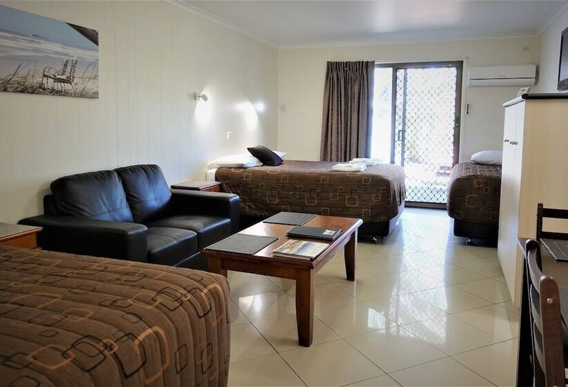 استودیو خانوادگی, Pacific Palms Motor Inn