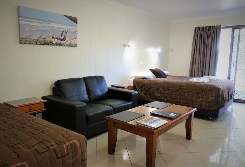 استودیو خانوادگی, Pacific Palms Motor Inn