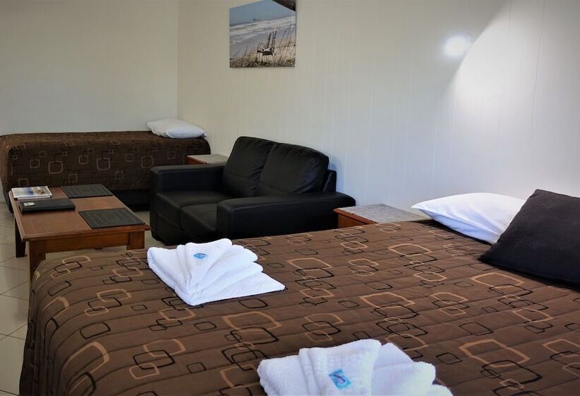 استودیو خانوادگی, Pacific Palms Motor Inn