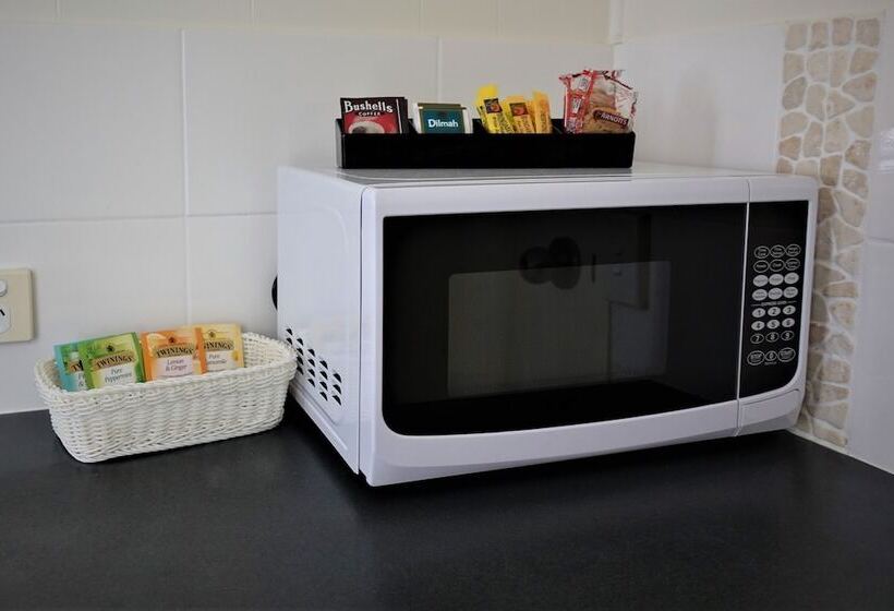 استودیوی سوپریور, Pacific Palms Motor Inn