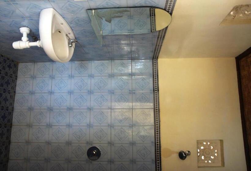 غرفة قياسية ثلاثية مطلة علي حمام السباحة, Anugerah Villas