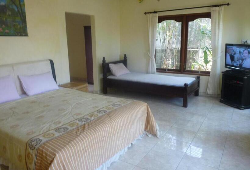 غرفة قياسية ثلاثية مطلة علي حمام السباحة, Anugerah Villas