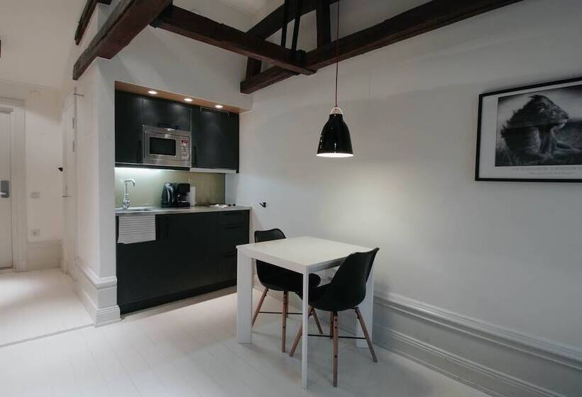 스탠다드 스튜디오, Guldgränd