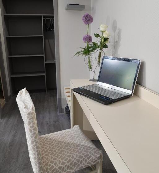 带大床的标准间, Acropolis