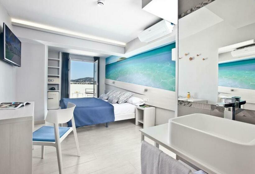 ペントハウスルーム, Ryans La Marina