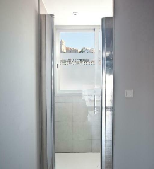 ペントハウスルーム, Ryans La Marina