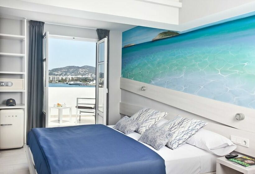 ペントハウスルーム, Ryans La Marina