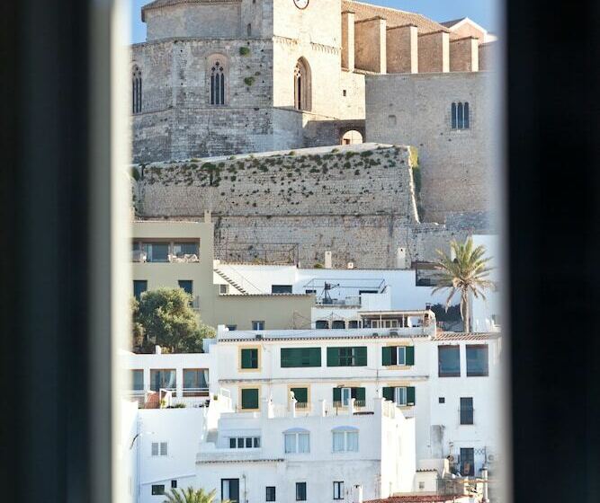 ペントハウスルーム, Ryans La Marina