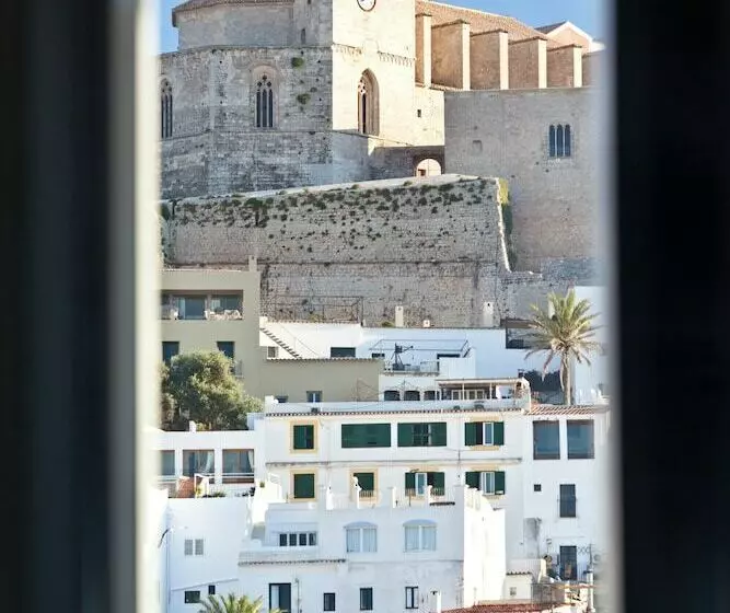 ペントハウスルーム, Ryans La Marina