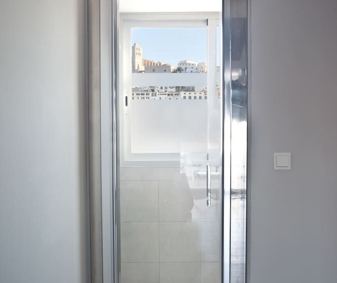 ペントハウスルーム, Ryans La Marina