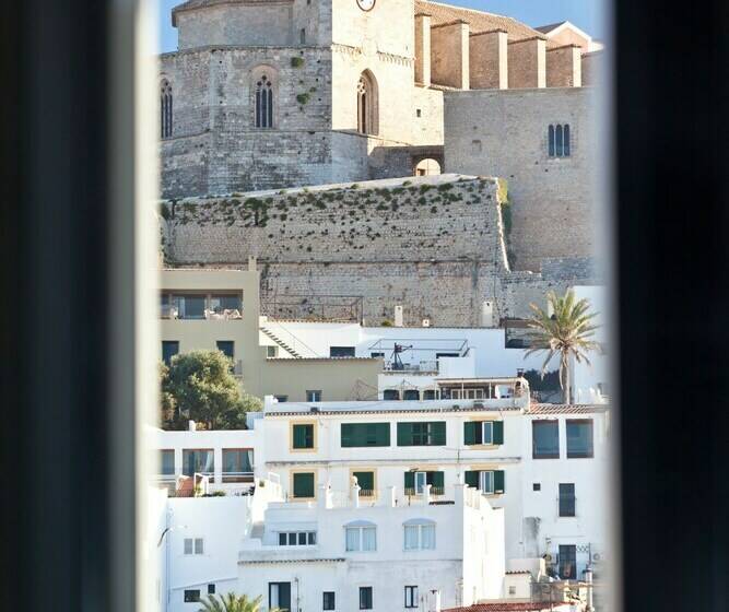 ペントハウスルーム, Ryans La Marina