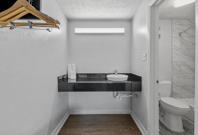 キングサイズベッドのデラックスルーム, Budget Inn Norfolk, Va   Oceanview