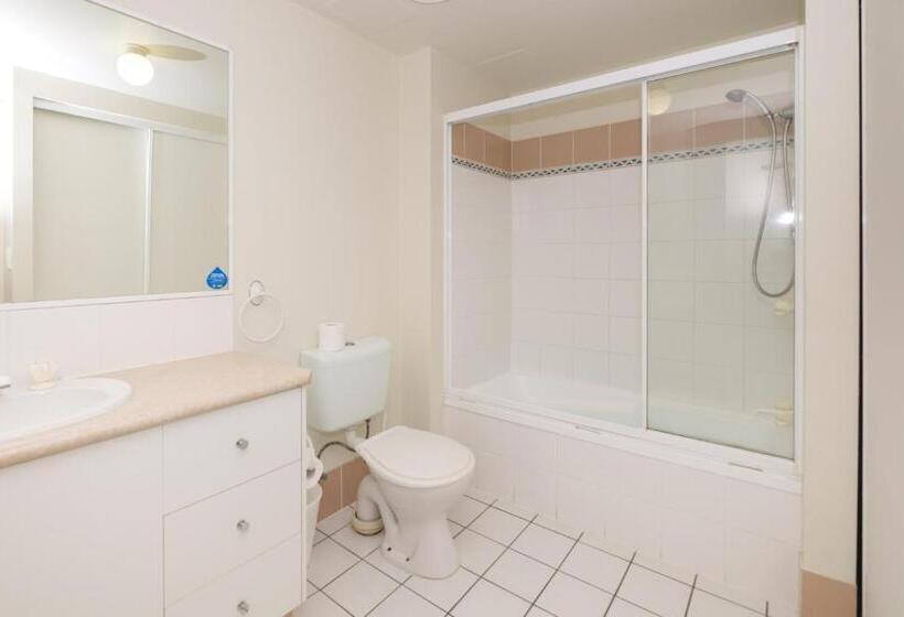2침실 아파트 정원 전망, Sanctuary Lake Apartments