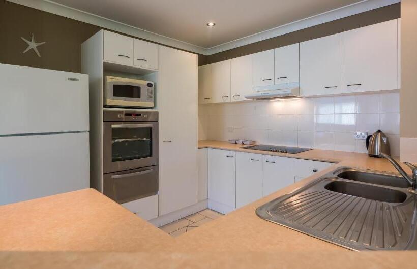 2침실 아파트 정원 전망, Sanctuary Lake Apartments