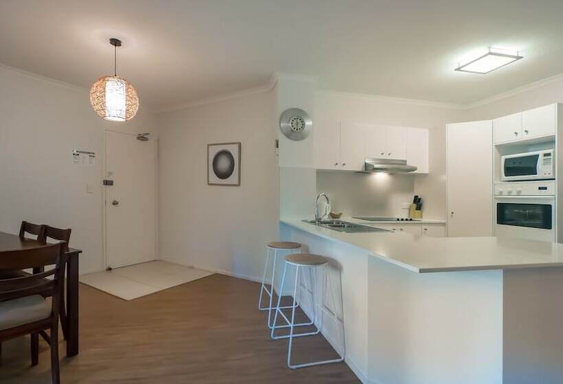 2침실 아파트 정원 전망, Sanctuary Lake Apartments