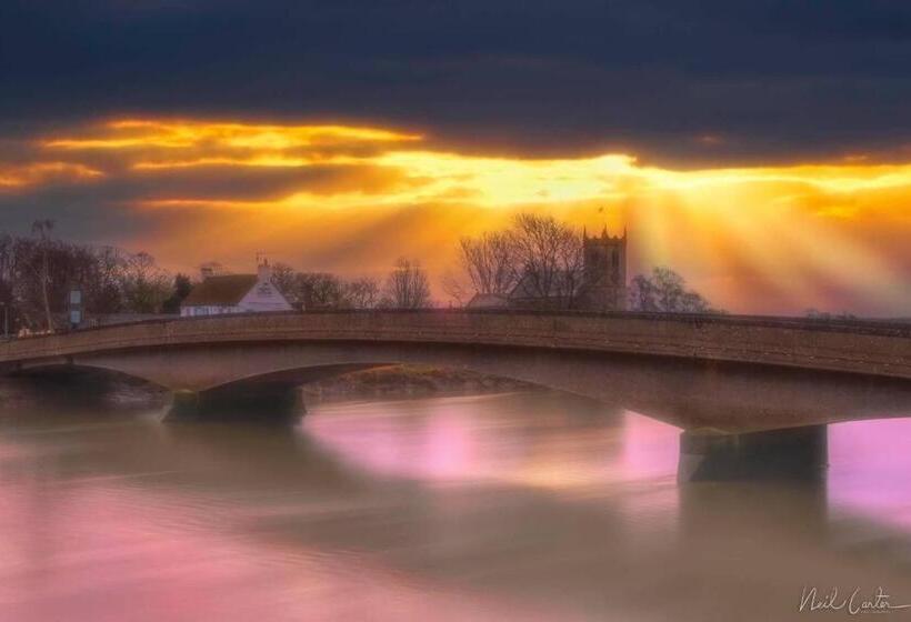 Deluxe room with river view, Riverbank Guest House