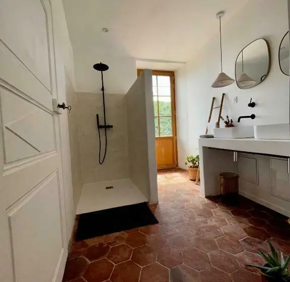Quarto Familiar, Les Roches