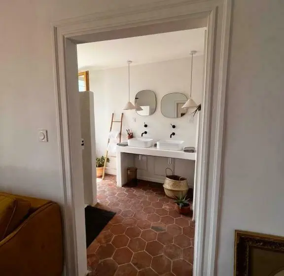 Quarto Familiar, Les Roches