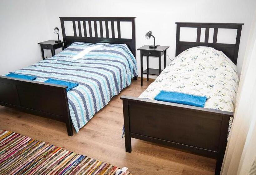 Стандартный Номер Кровать Кинг, Pensiunea Gradinarilor Cu Ciubăr și Stație De încărcare Electrică Auto