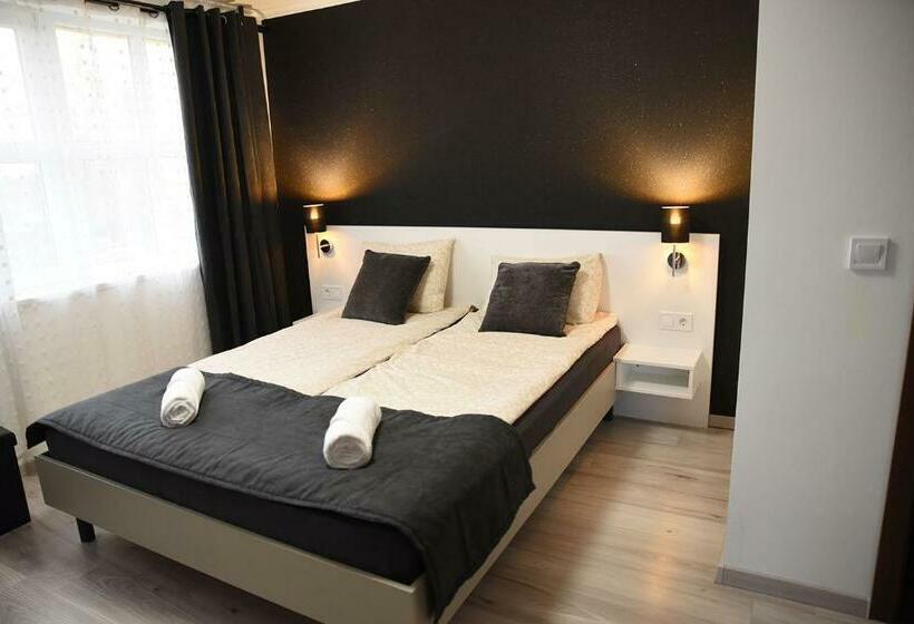 غرفة قياسية, Vi Li Panzió