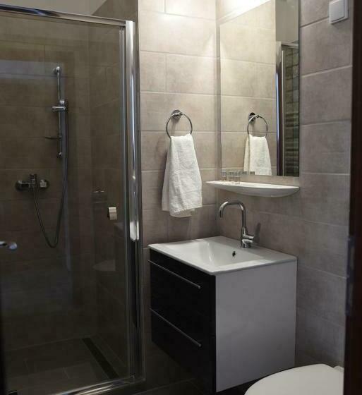 غرفة قياسية ثلاثية, Vi Li Panzió