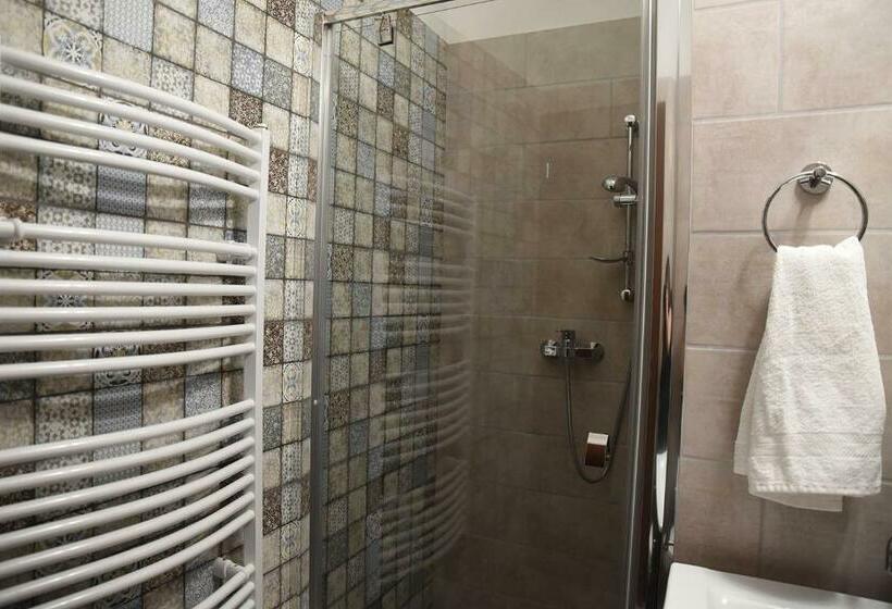 غرفة قياسية ثلاثية, Vi Li Panzió