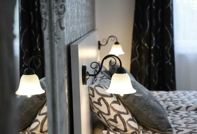 غرفة قياسية ثلاثية, Vi Li Panzió