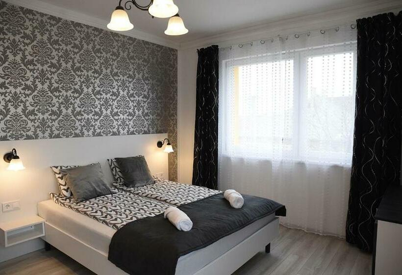 غرفة قياسية ثلاثية, Vi Li Panzió