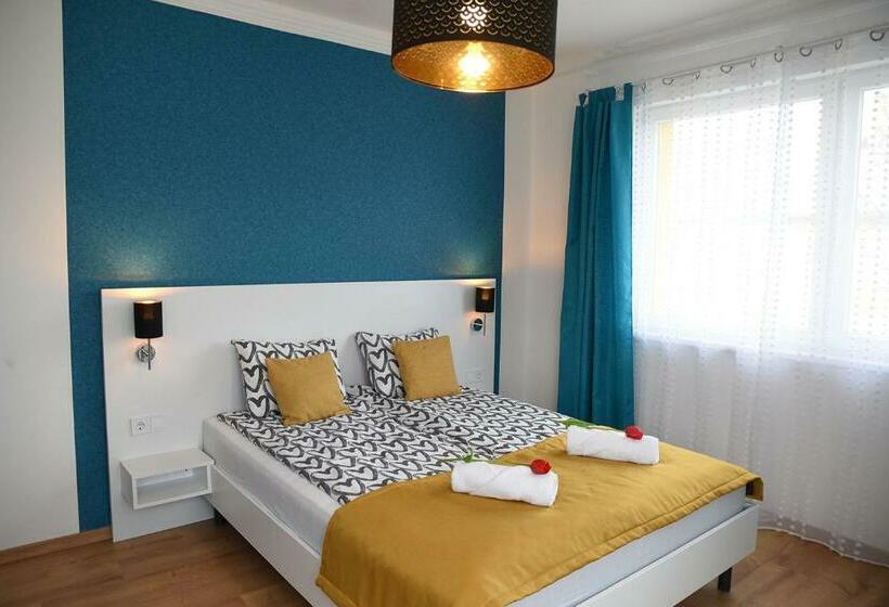 غرفة قياسية ثلاثية, Vi Li Panzió