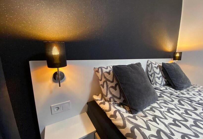 غرفة قياسية, Vi Li Panzió