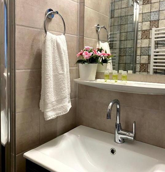 غرفة قياسية ثلاثية, Vi Li Panzió