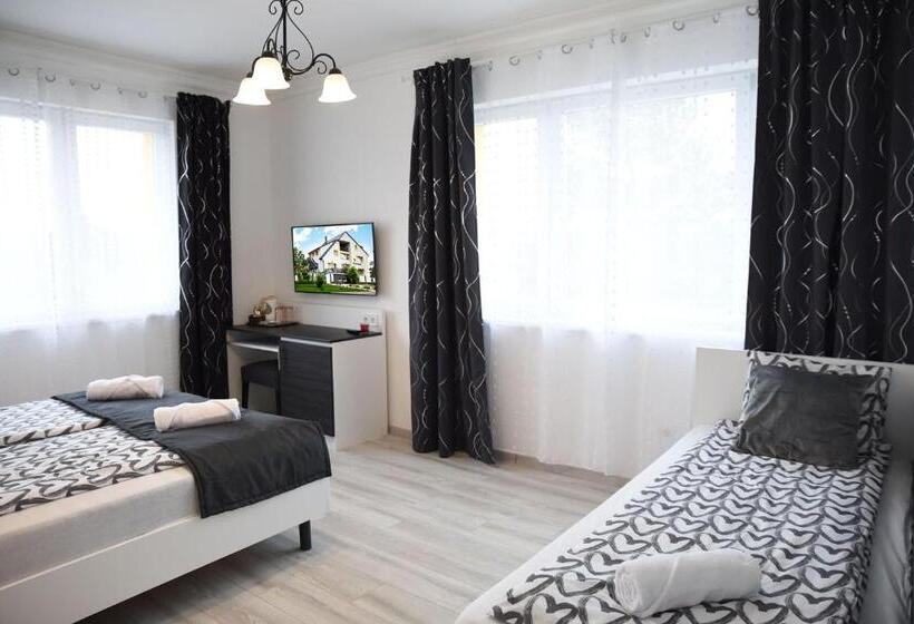 غرفة قياسية ثلاثية, Vi Li Panzió