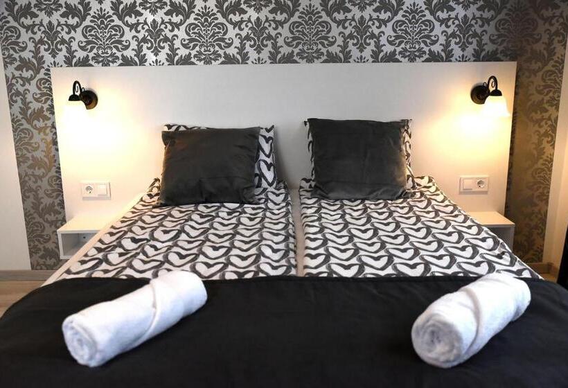 غرفة قياسية ثلاثية, Vi Li Panzió