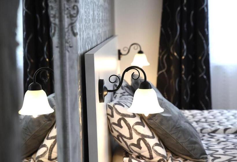 غرفة قياسية ثلاثية, Vi Li Panzió