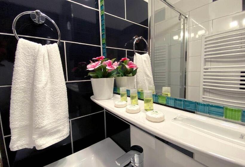 غرفة قياسية ثلاثية, Vi Li Panzió