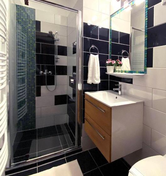 غرفة قياسية ثلاثية, Vi Li Panzió