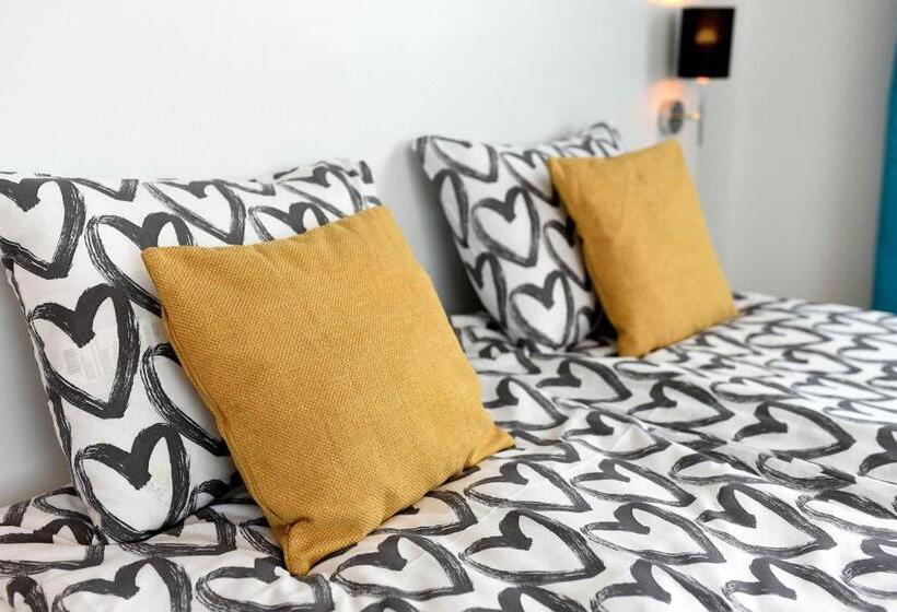 غرفة قياسية ثلاثية, Vi Li Panzió