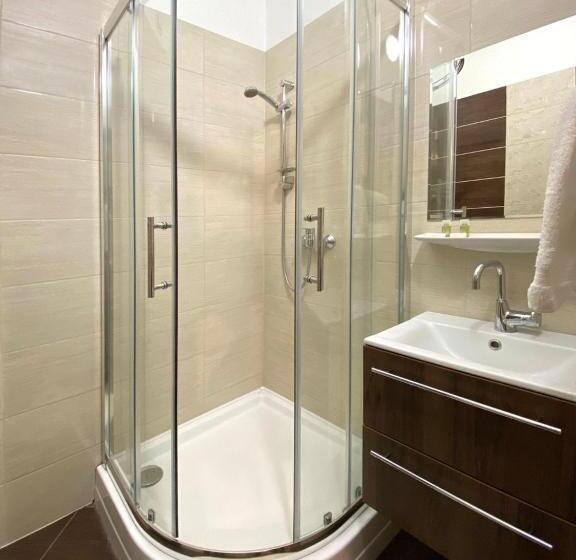 غرفة عائلية, Vi Li Panzió