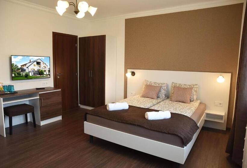 غرفة عائلية, Vi Li Panzió