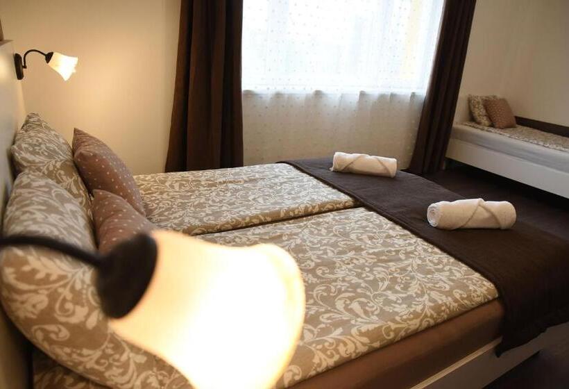 غرفة عائلية, Vi Li Panzió