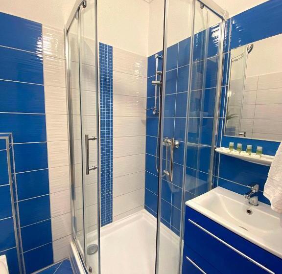 غرفة عائلية, Vi Li Panzió