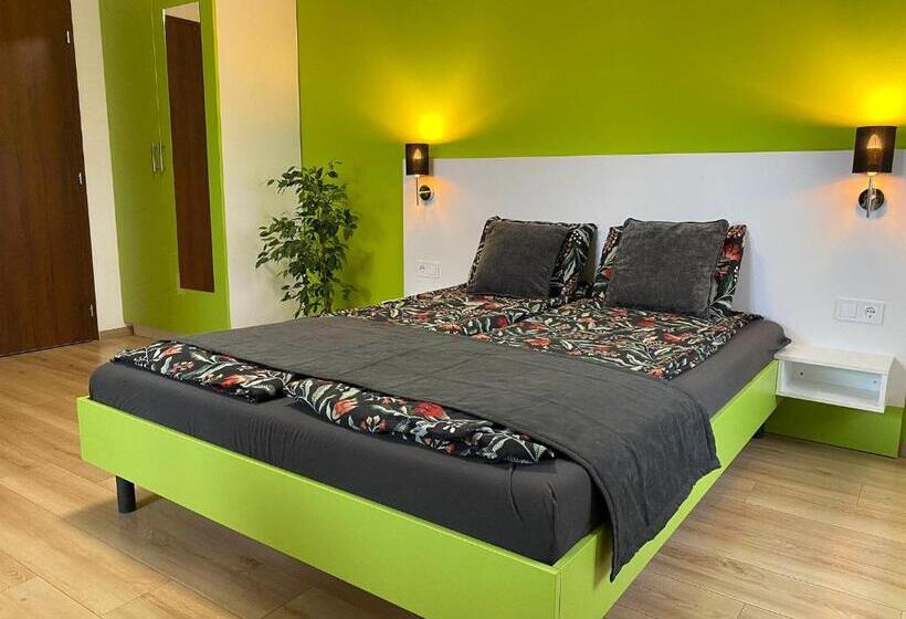 غرفة قياسية ثلاثية مطلة علي حمام السباحة, Vi Li Panzió